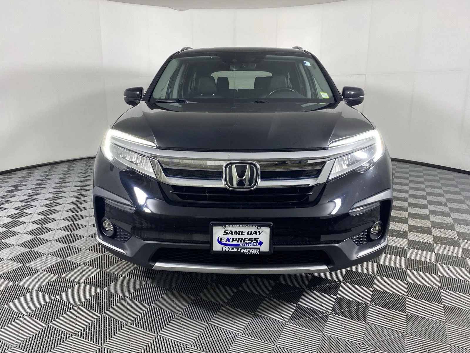 Used 2022 Crystal Black Pearl Honda Touring w/Rear Captain's Chairs image 2