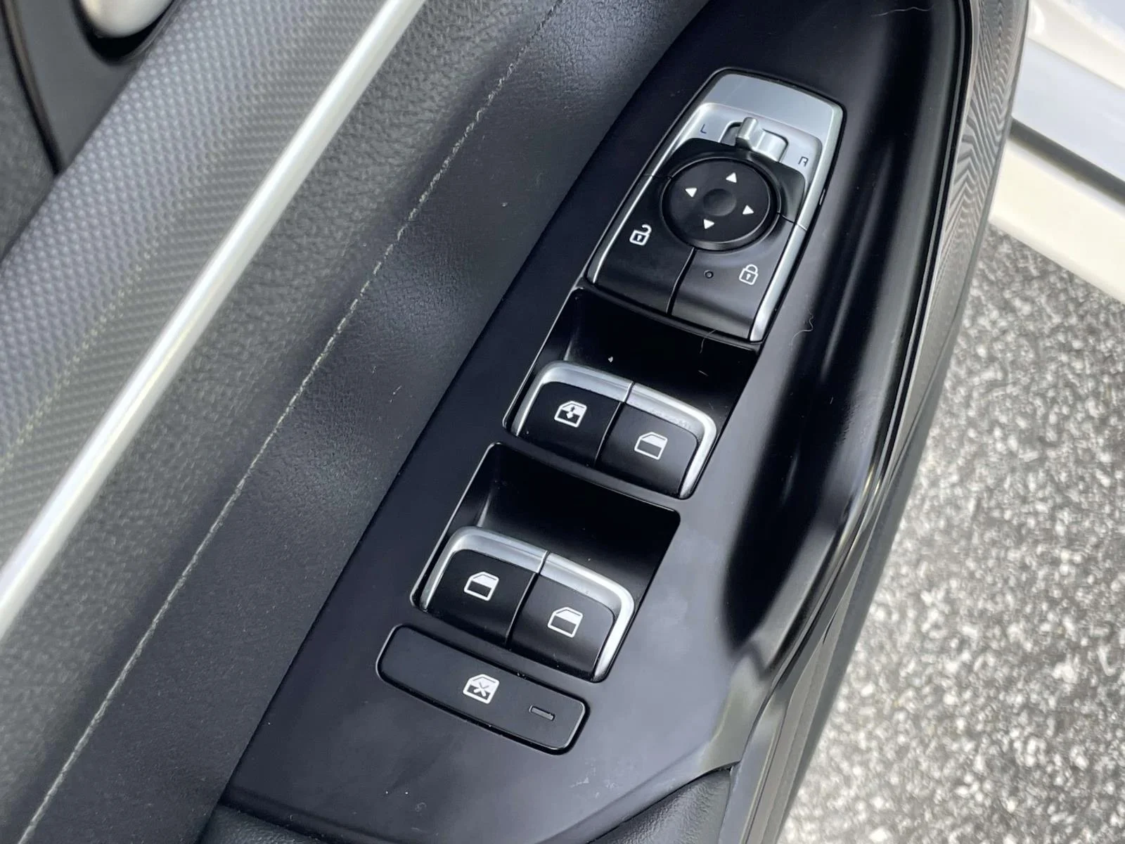 Used 2024 White Kia GT-Line image 6