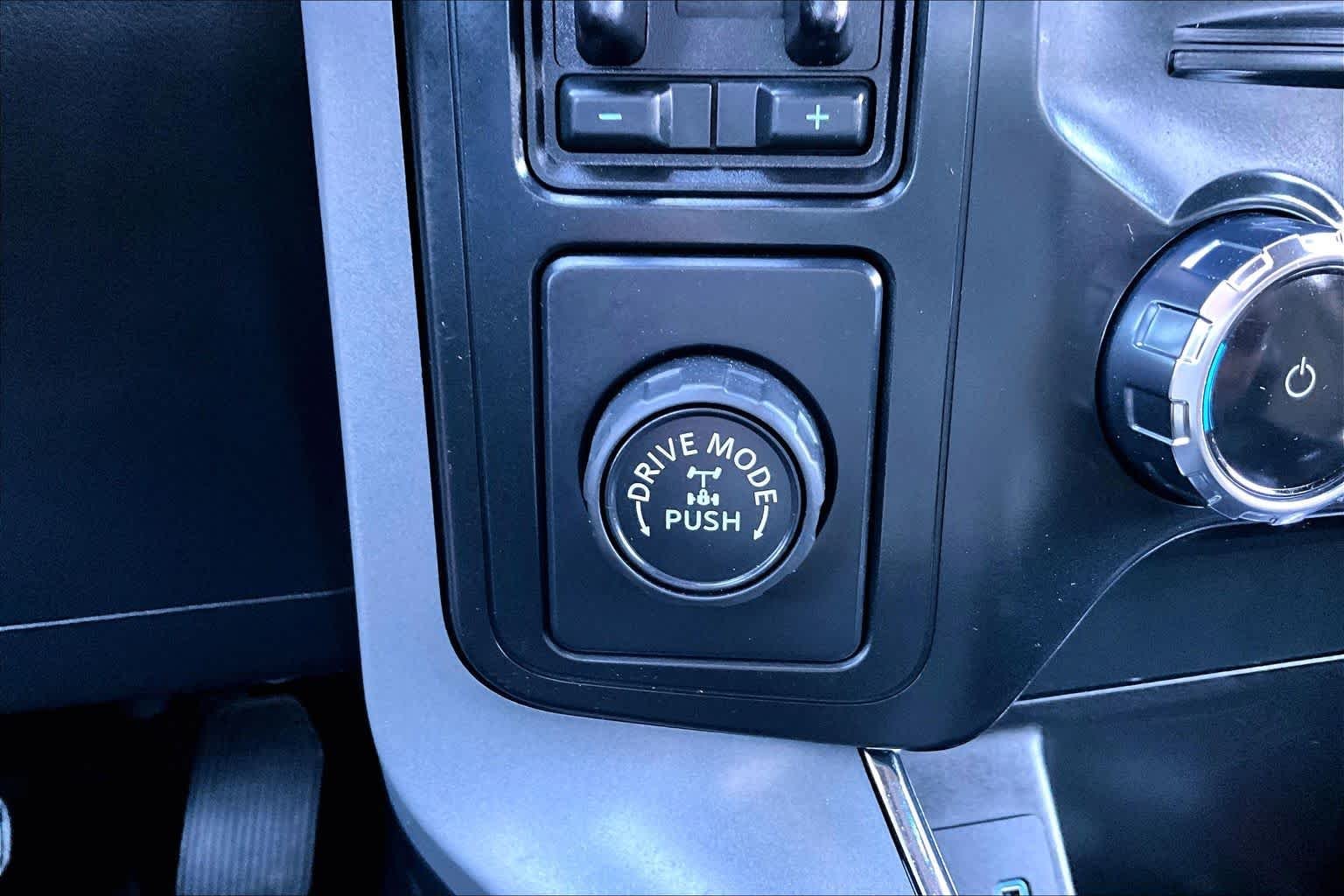 Used 2024 Oxford White Clearcoat Ford XLT image 33
