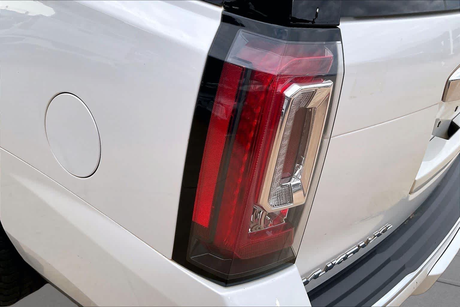 Used 2018 WHITE FROST TRICOAT GMC Denali image 28