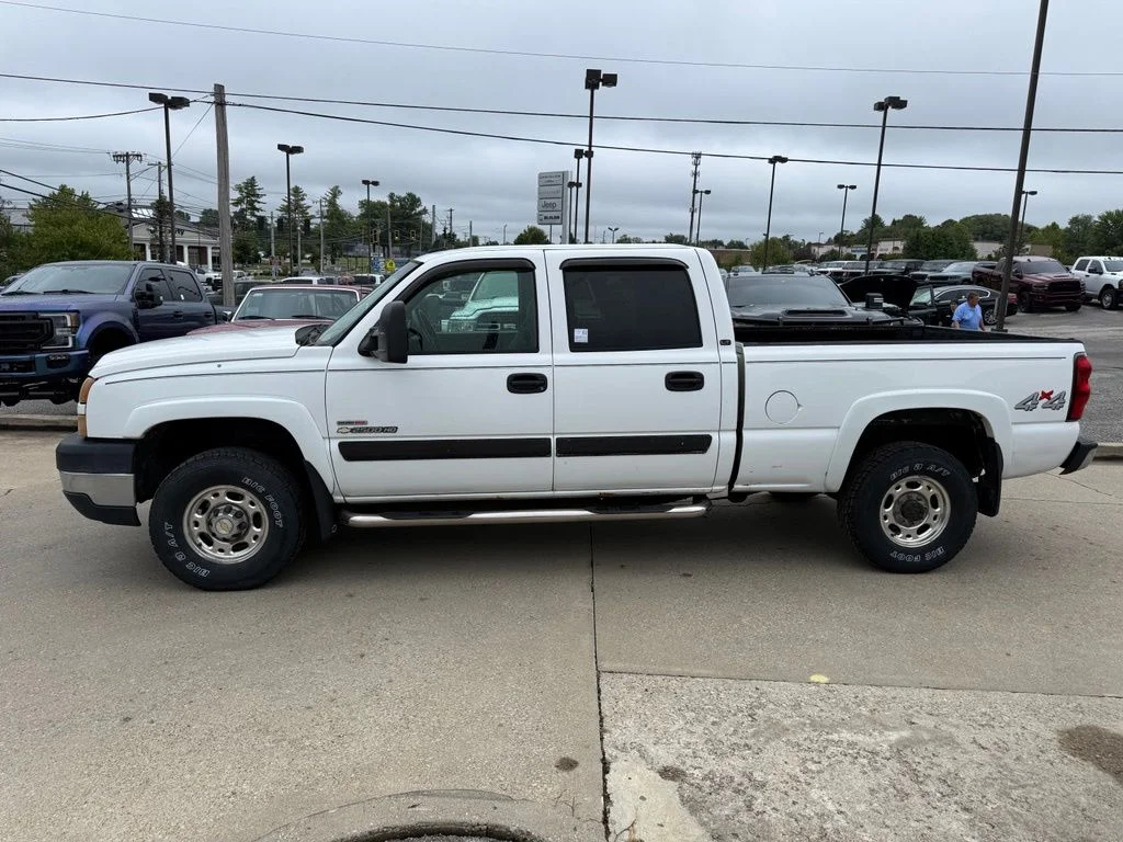 Used 2006 White Chevrolet LT image 10