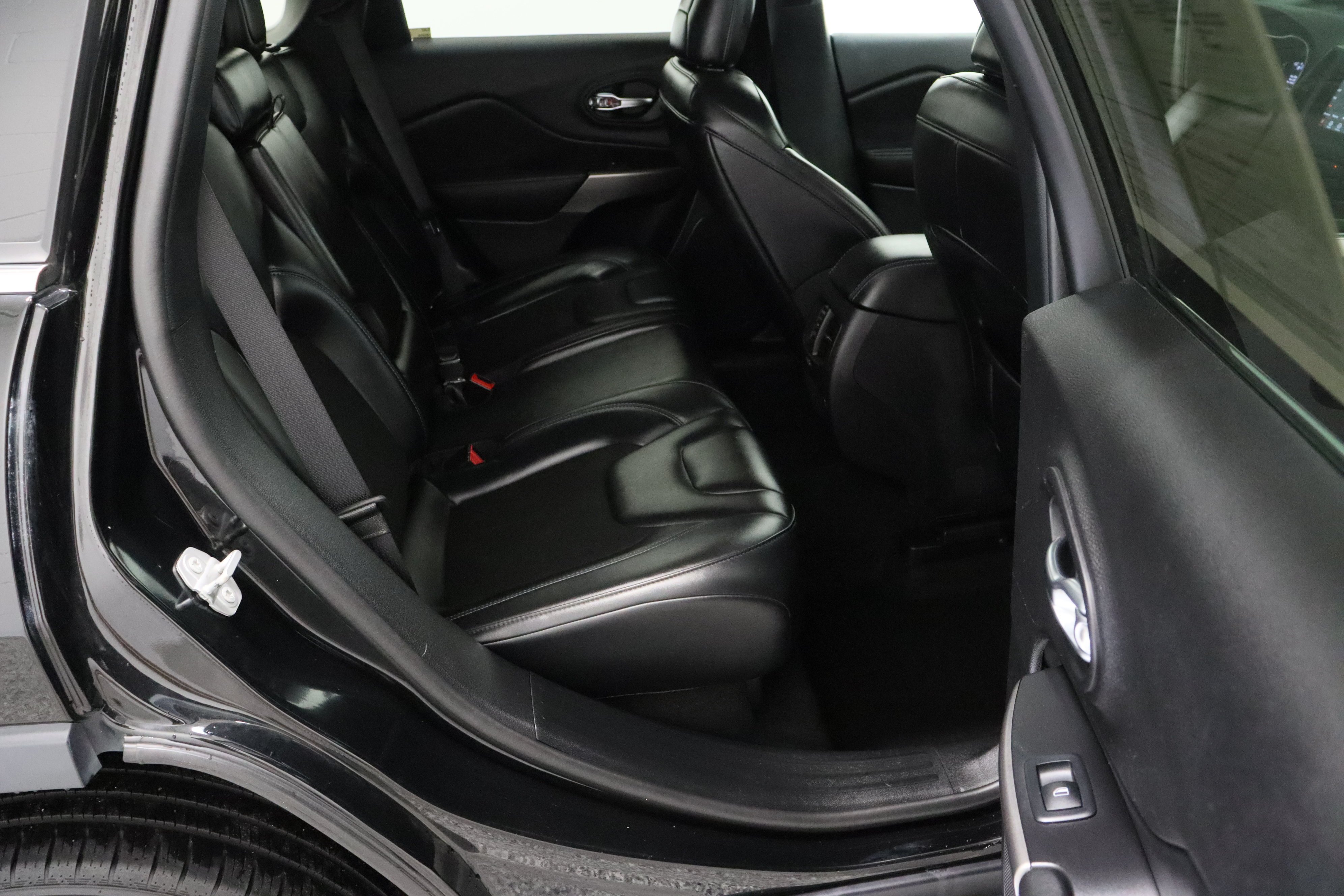 Used 2021 Diamond Black Crystal Pearlcoat Jeep Latitude Plus 2.4L image 33