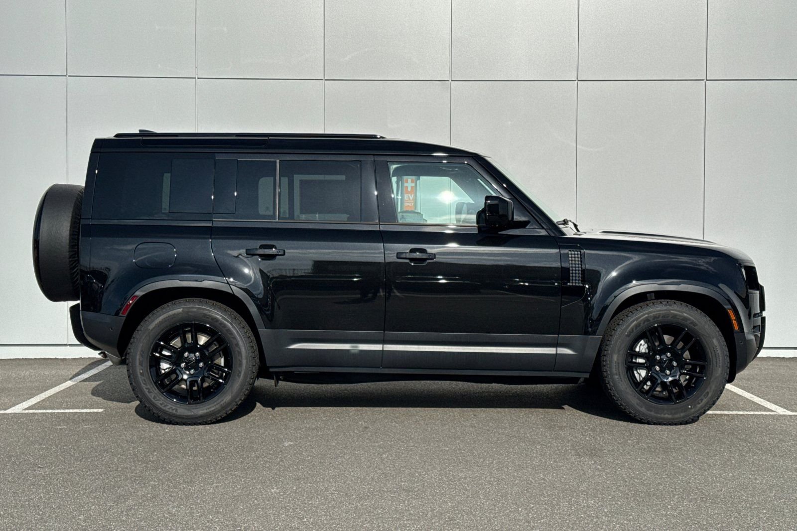 New 2026 Santorini Black Land Rover S image 6
