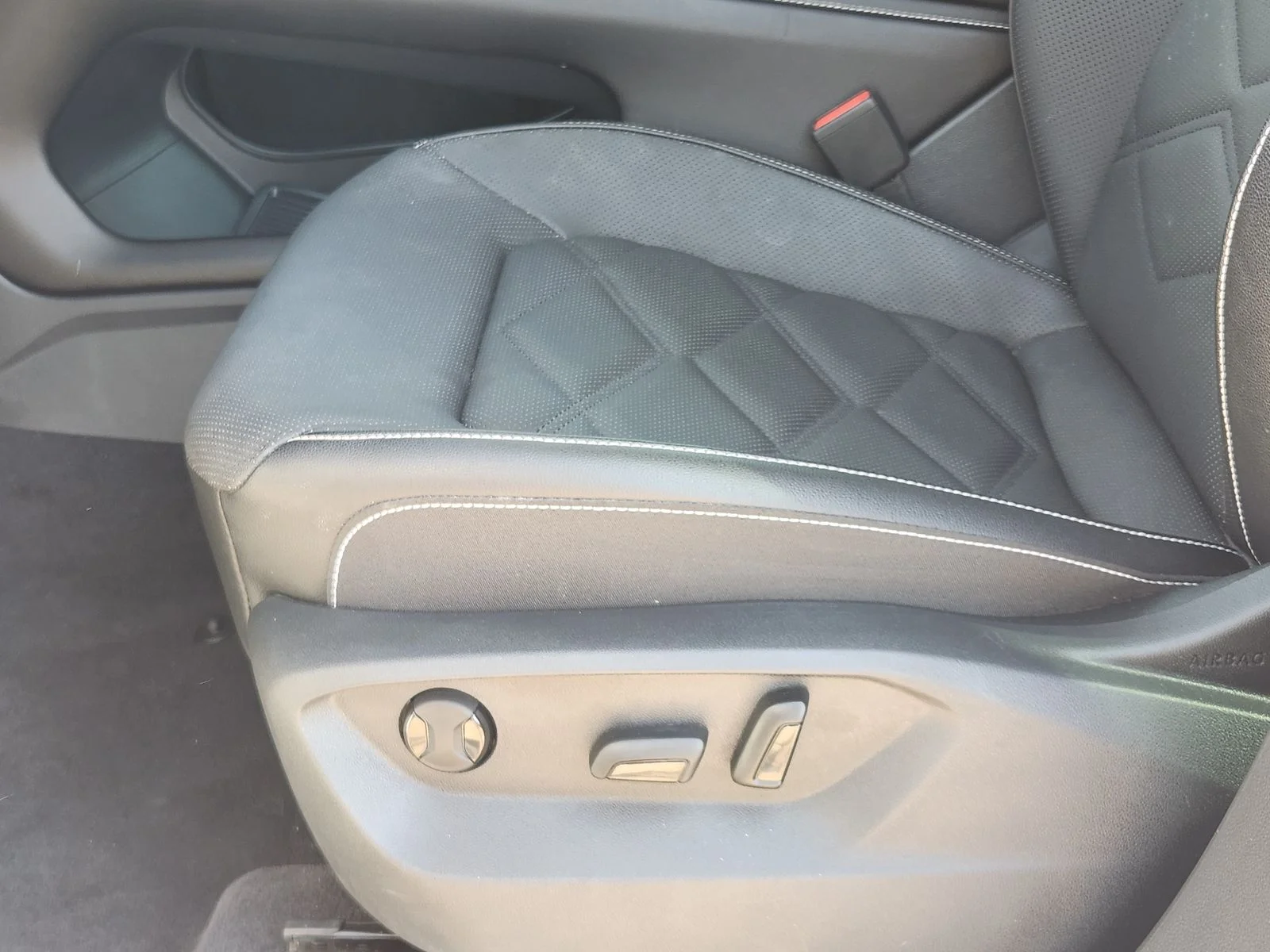 Used 2024 White Volkswagen 2.0T SE image 22