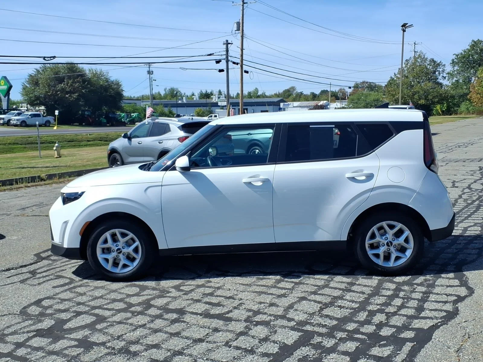 Used 2024 Snow White Pearl Kia LX image 7