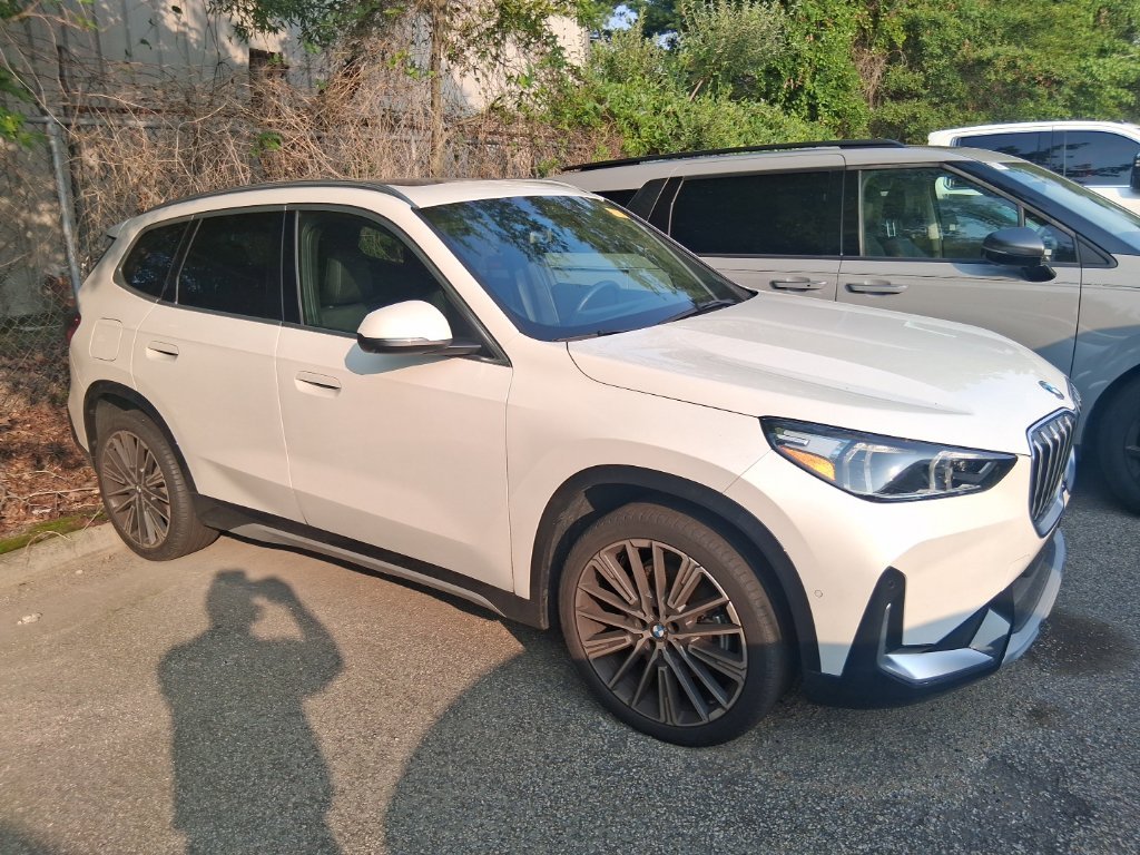 Used 2025 White BMW xDrive28i image 11
