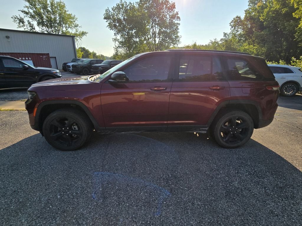 Used 2023 Red Jeep Altitude X image 3