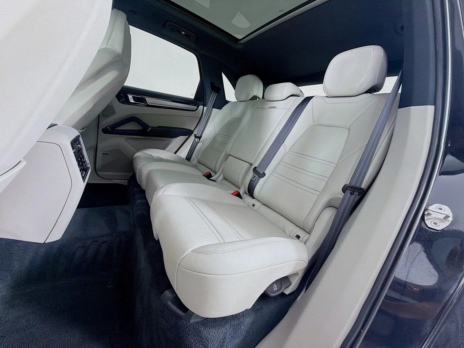 2022 Porsche Cayenne Platinum Edition - Photo 22