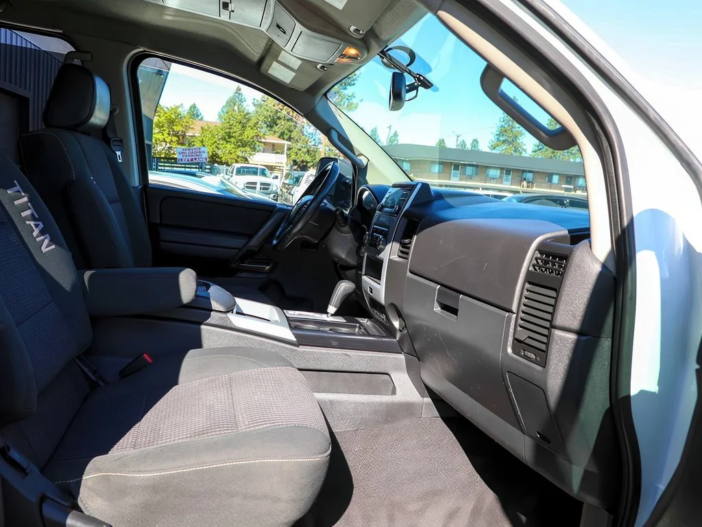 Used 2014  Nissan S image 18