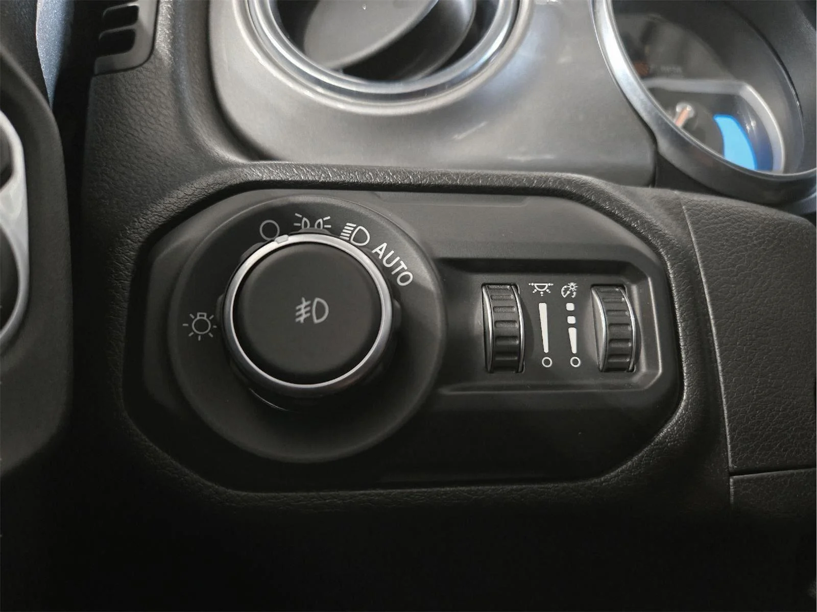 Used 2020 Billet Silver Metallic Jeep Sahara image 14