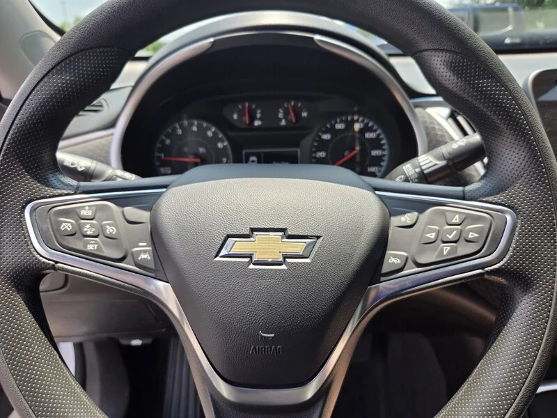 Used 2024 Summit White CHEVROLET LT image 24