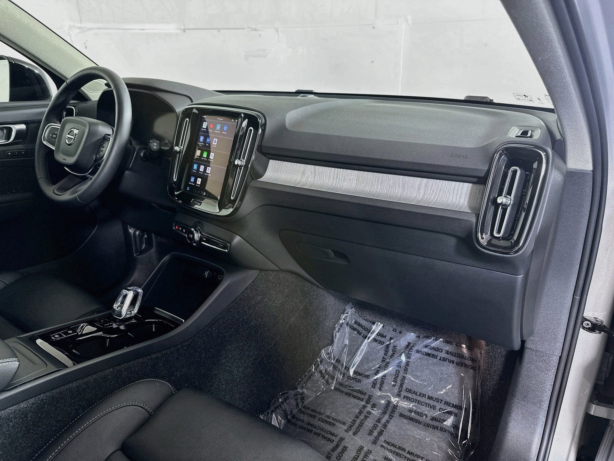 2025 Volvo XC40 Plus - Photo 28