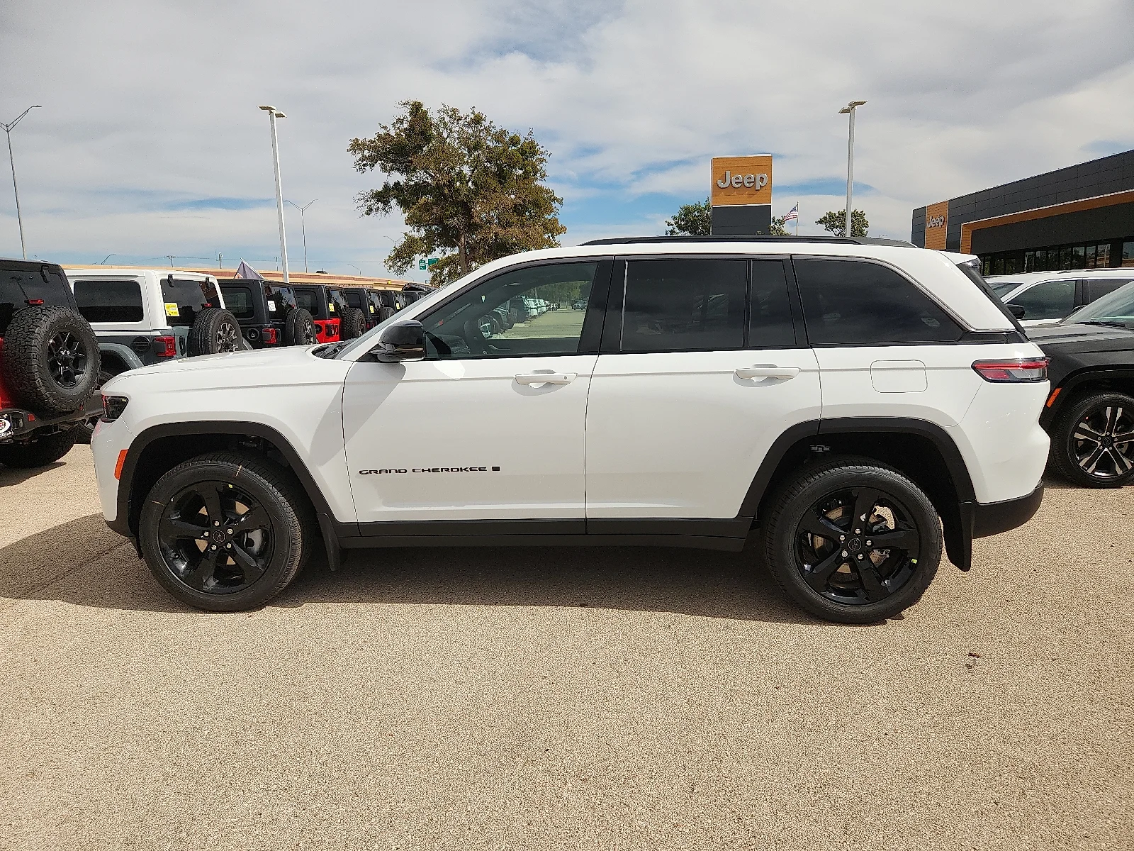 New 2027 Bright White Clear-Coat Paint Jeep LIMITED 4X4 image 2