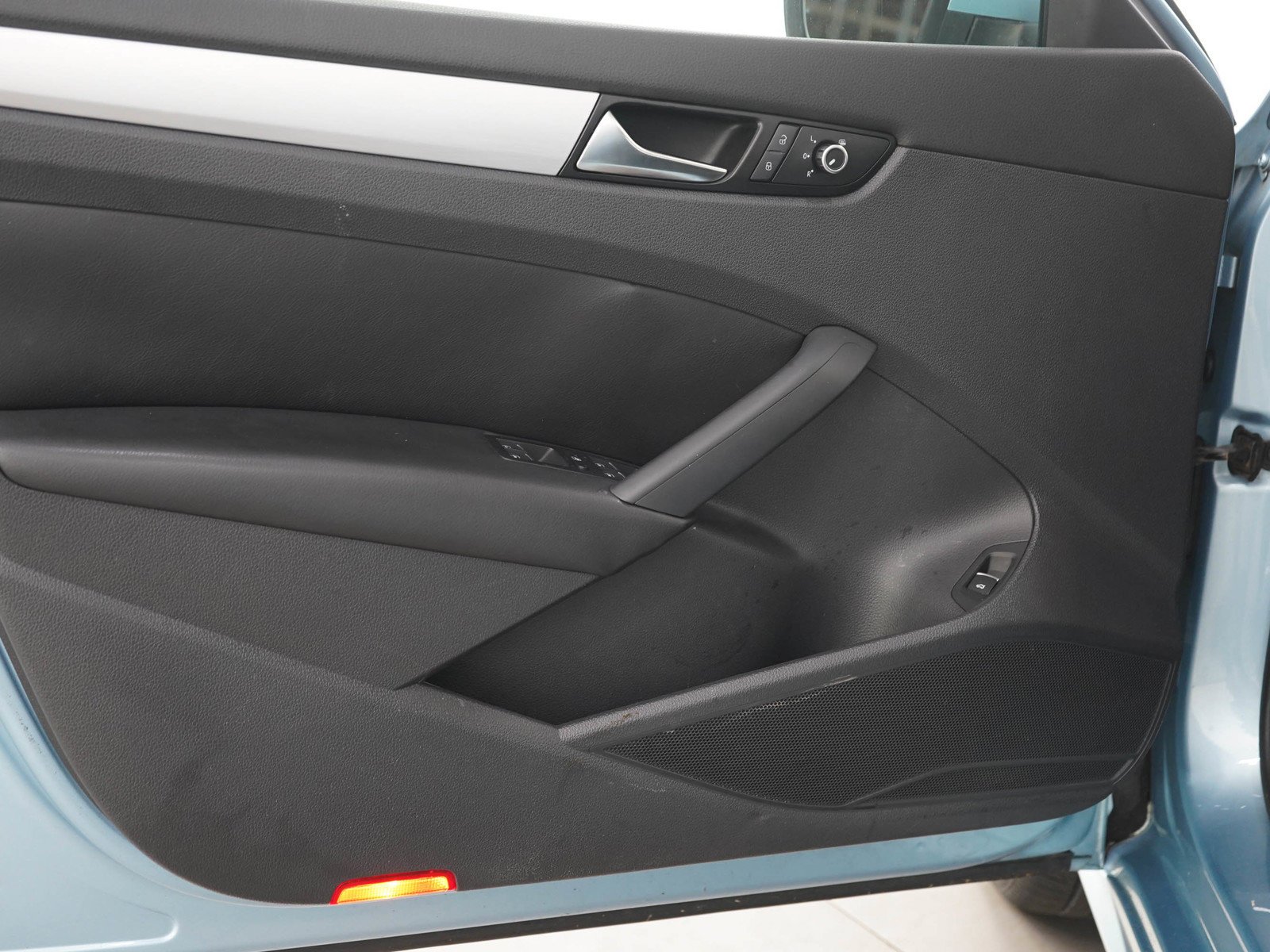 Used 2013 Glacier Blue Metallic Volkswagen 2.5 SE image 17