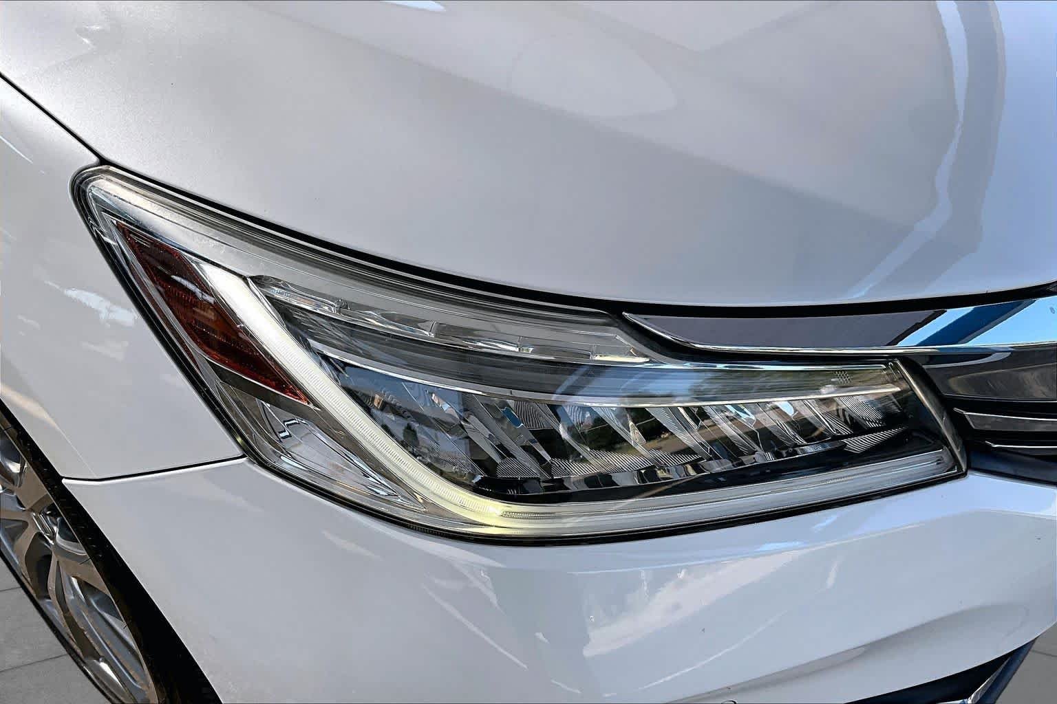 Used 2017 White Orchid Pearl Honda Touring image 28