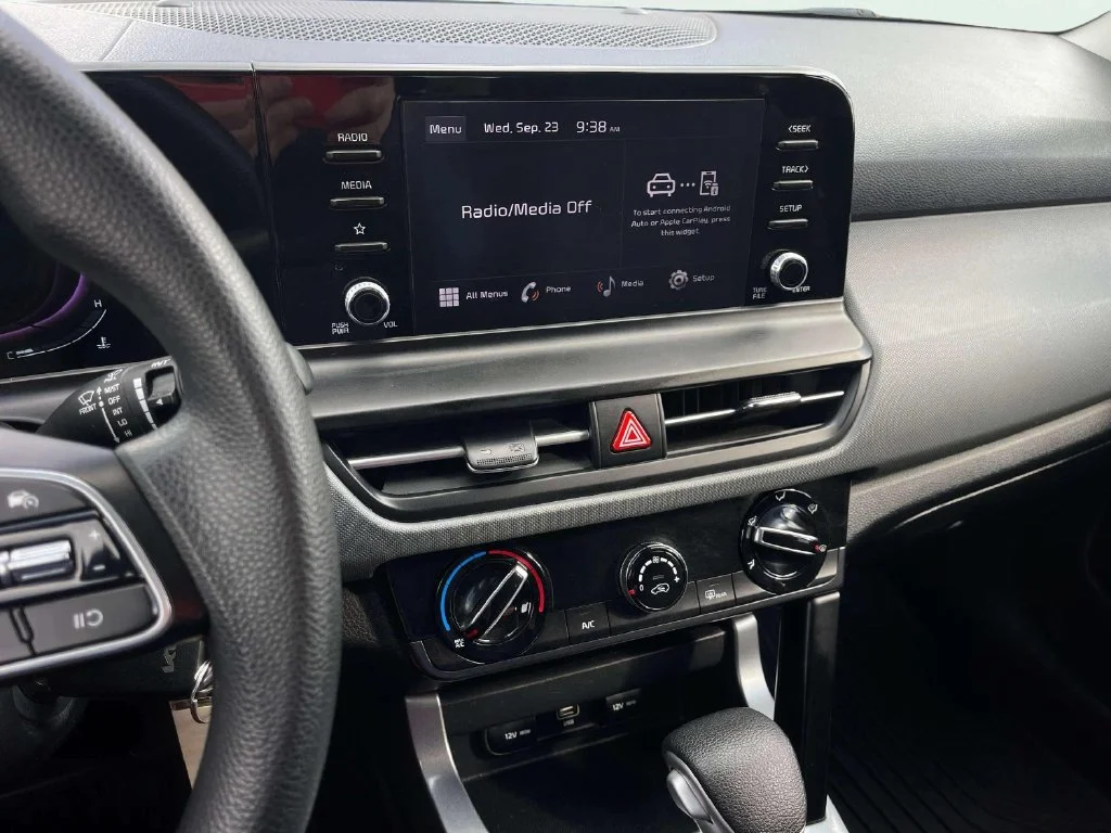 Used 2024 Snow White Pearl Kia LX image 9
