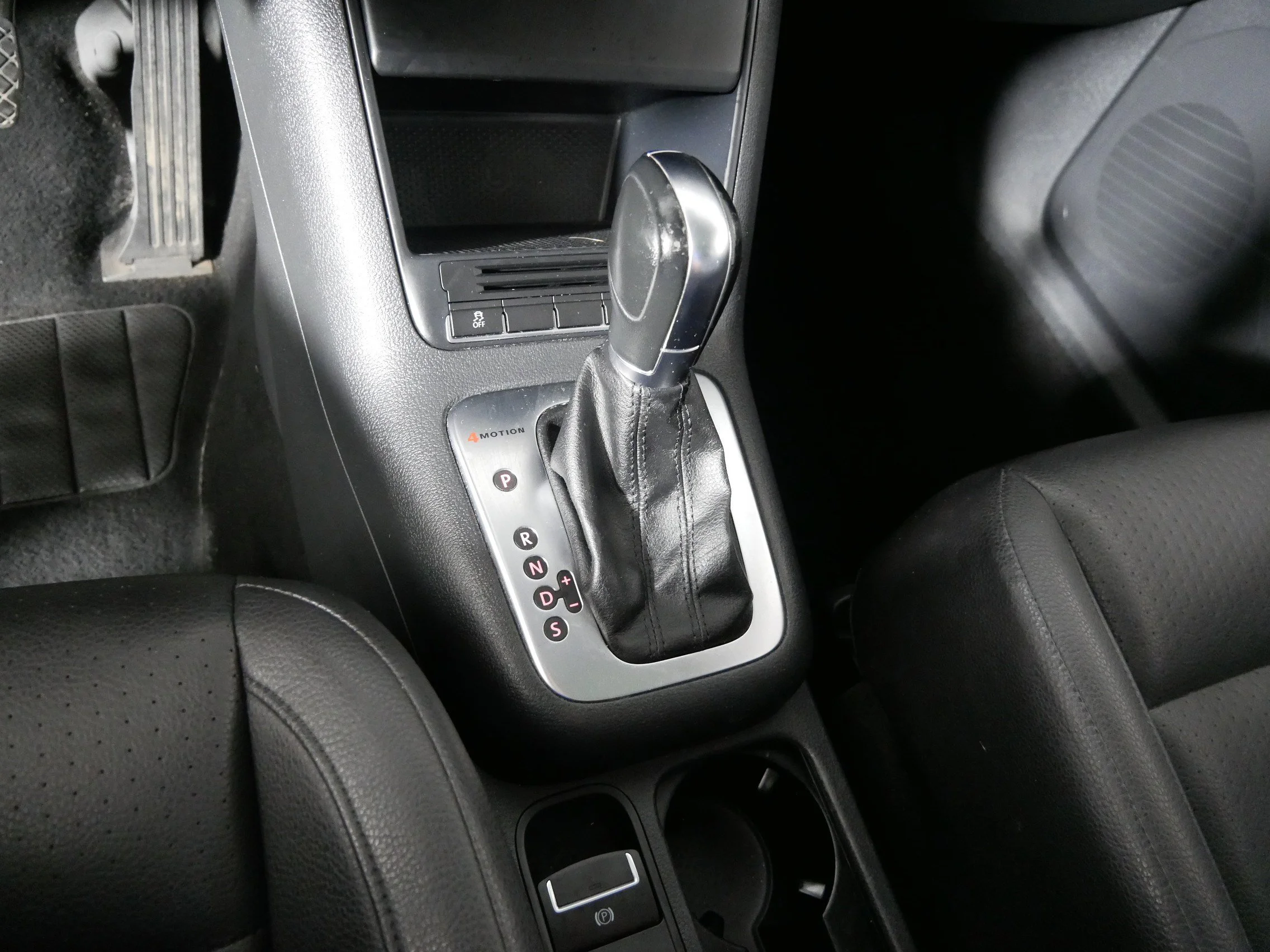 Used 2012 Pepper Gray Metallic Volkswagen S w/Sunroof image 24