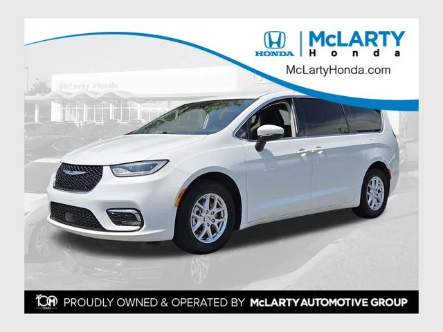 2023 Chrysler Pacifica Touring L's photo