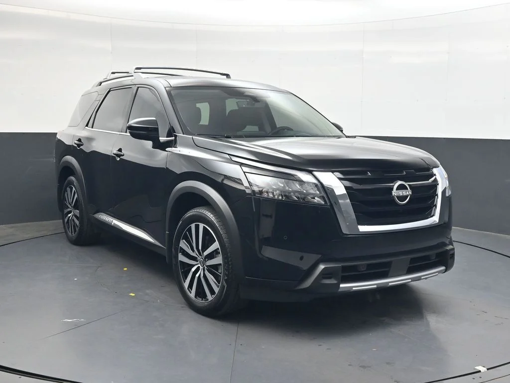 Used 2025 Black Nissan Platinum image 2