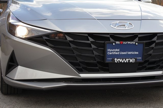 2022 Hyundai Elantra SEL Convenience photo 2