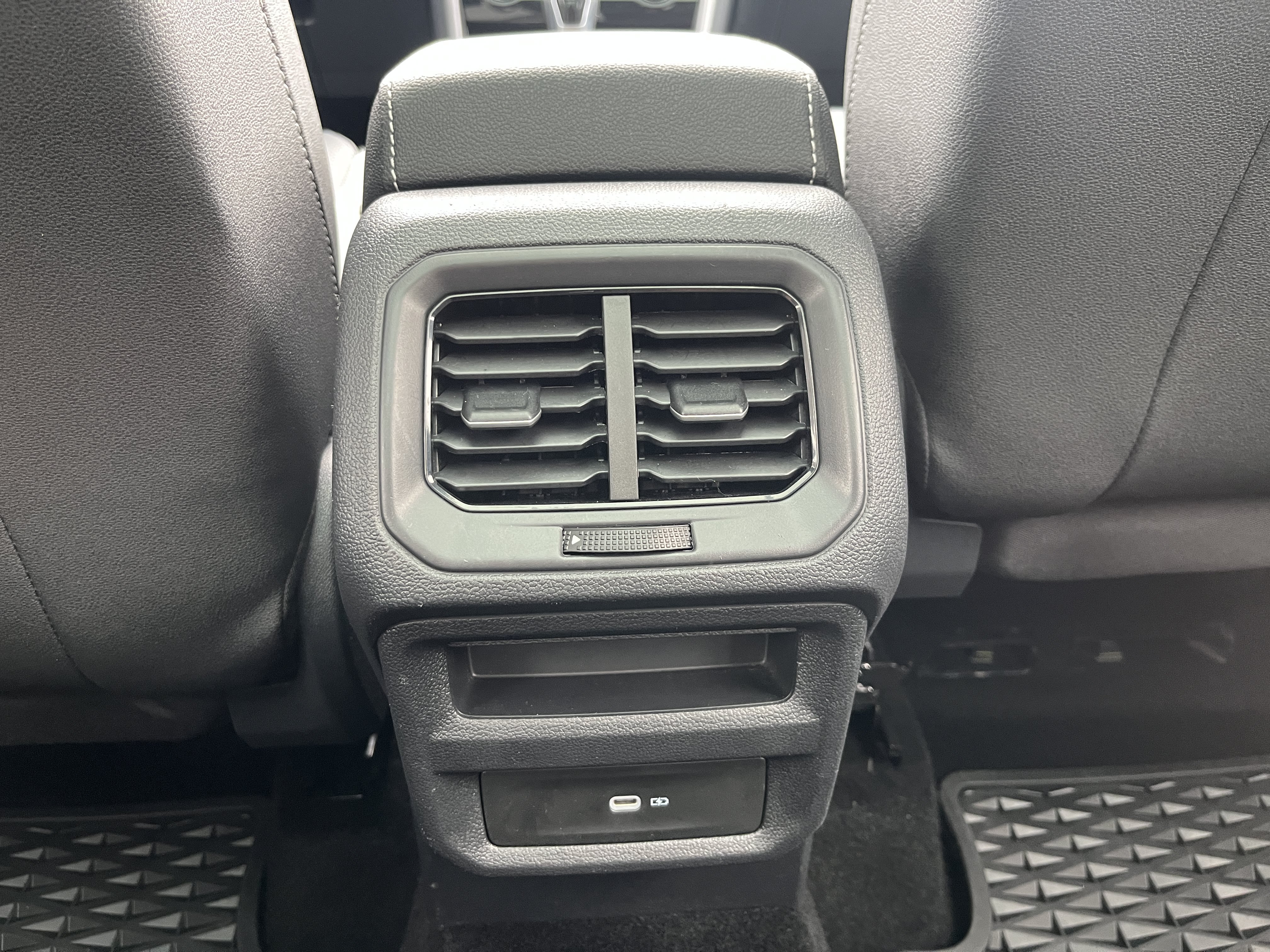 Used 2024  Volkswagen SEL image 5
