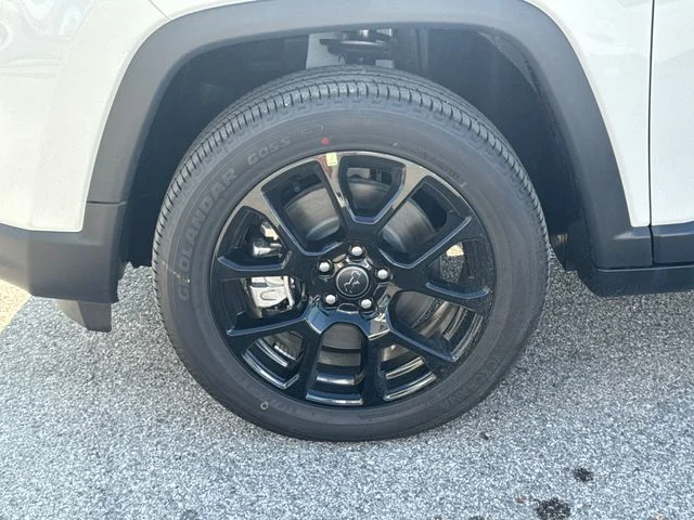 New 2026 White Jeep Latitude image 38