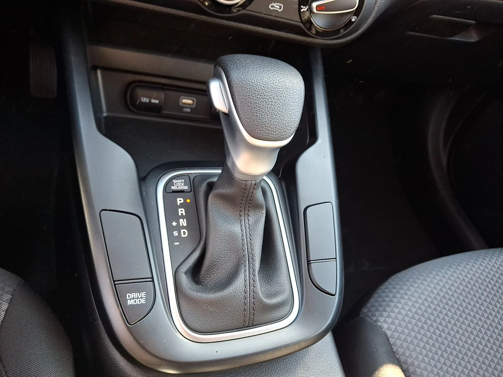 Certified Used 2025 White Kia LX image 14