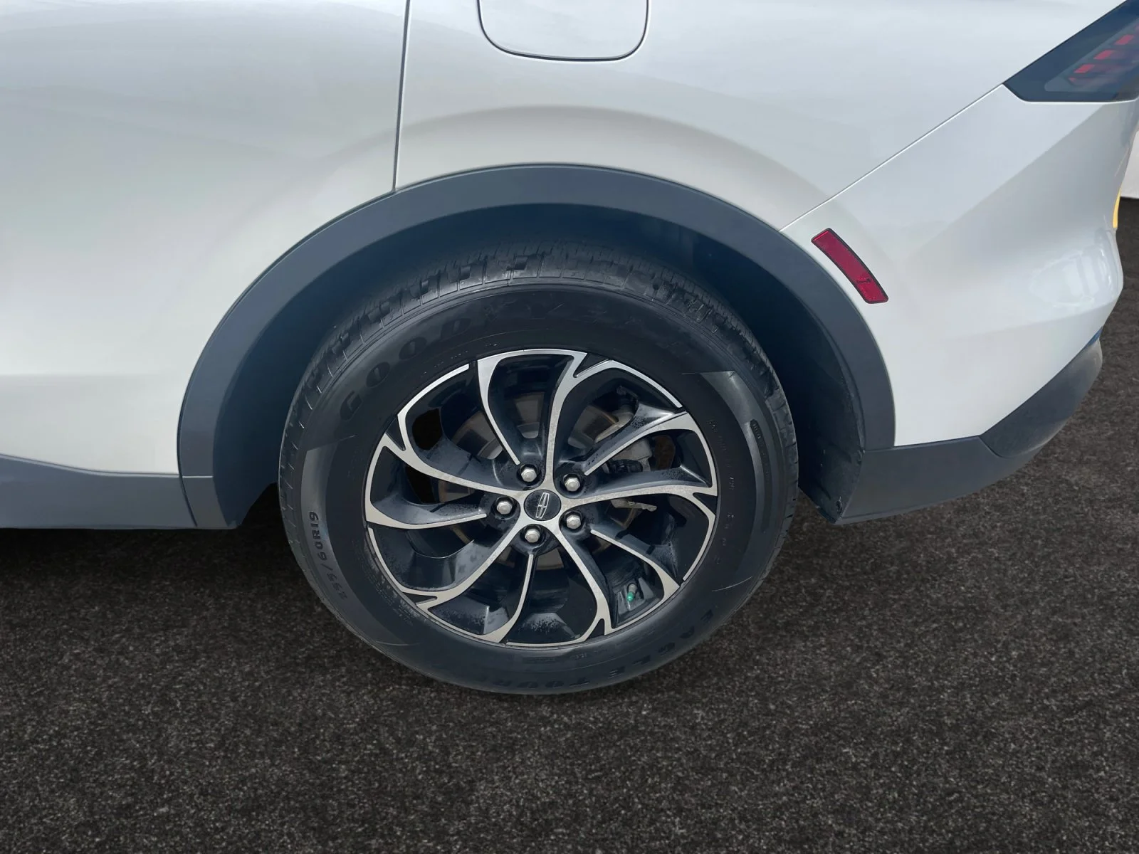 Used 2025 WHITE Lincoln PREMIERE AWD image 9