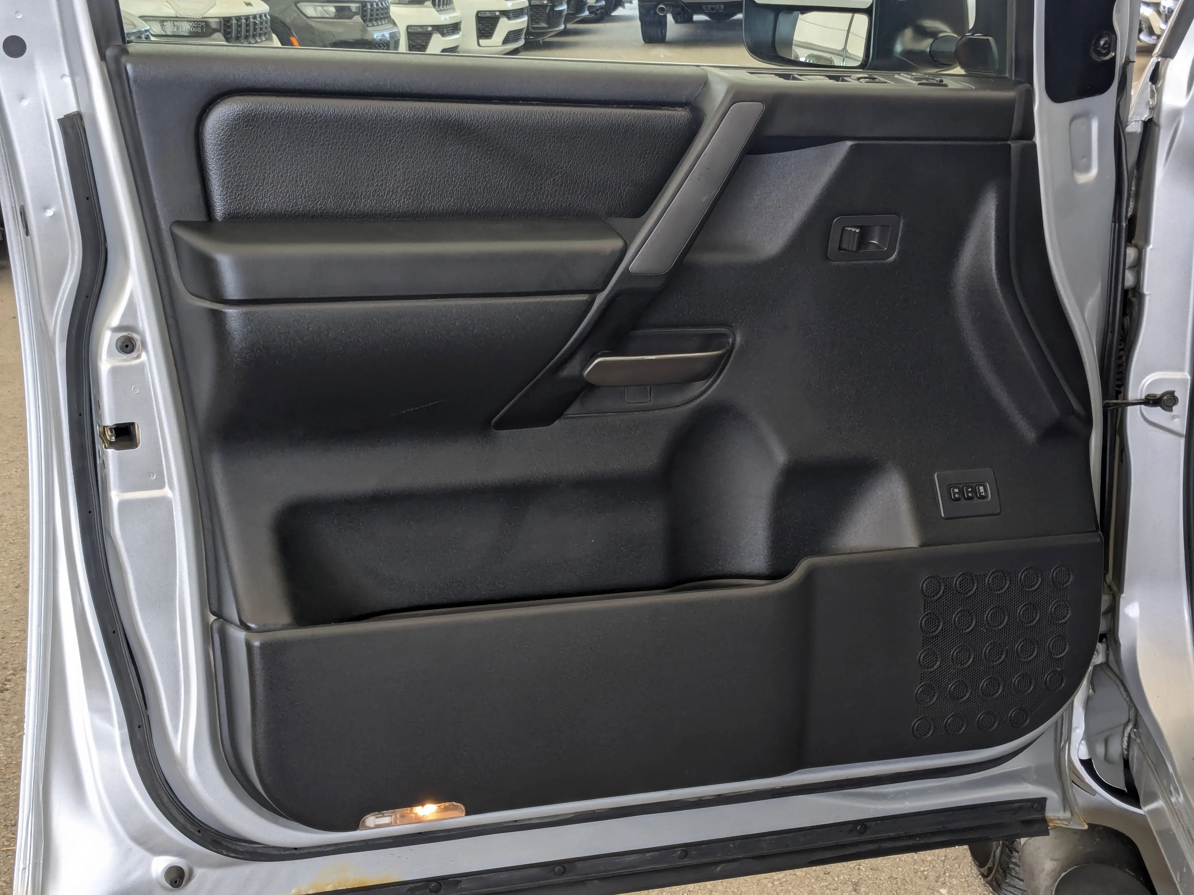 Used 2010 Silver Nissan XE image 12