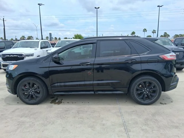 Used 2022 Black Ford SE image 4