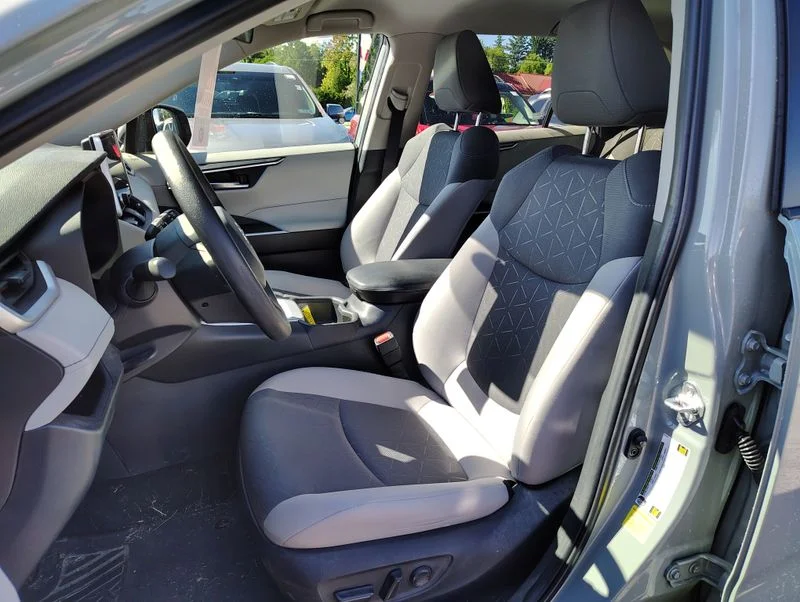Used 2023  Toyota XLE image 9