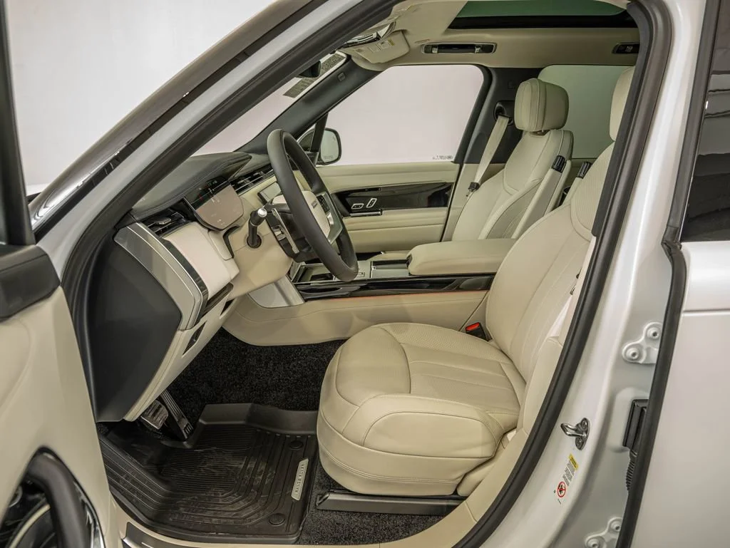 New 2026 Icy White Satin Land Rover SE image 30