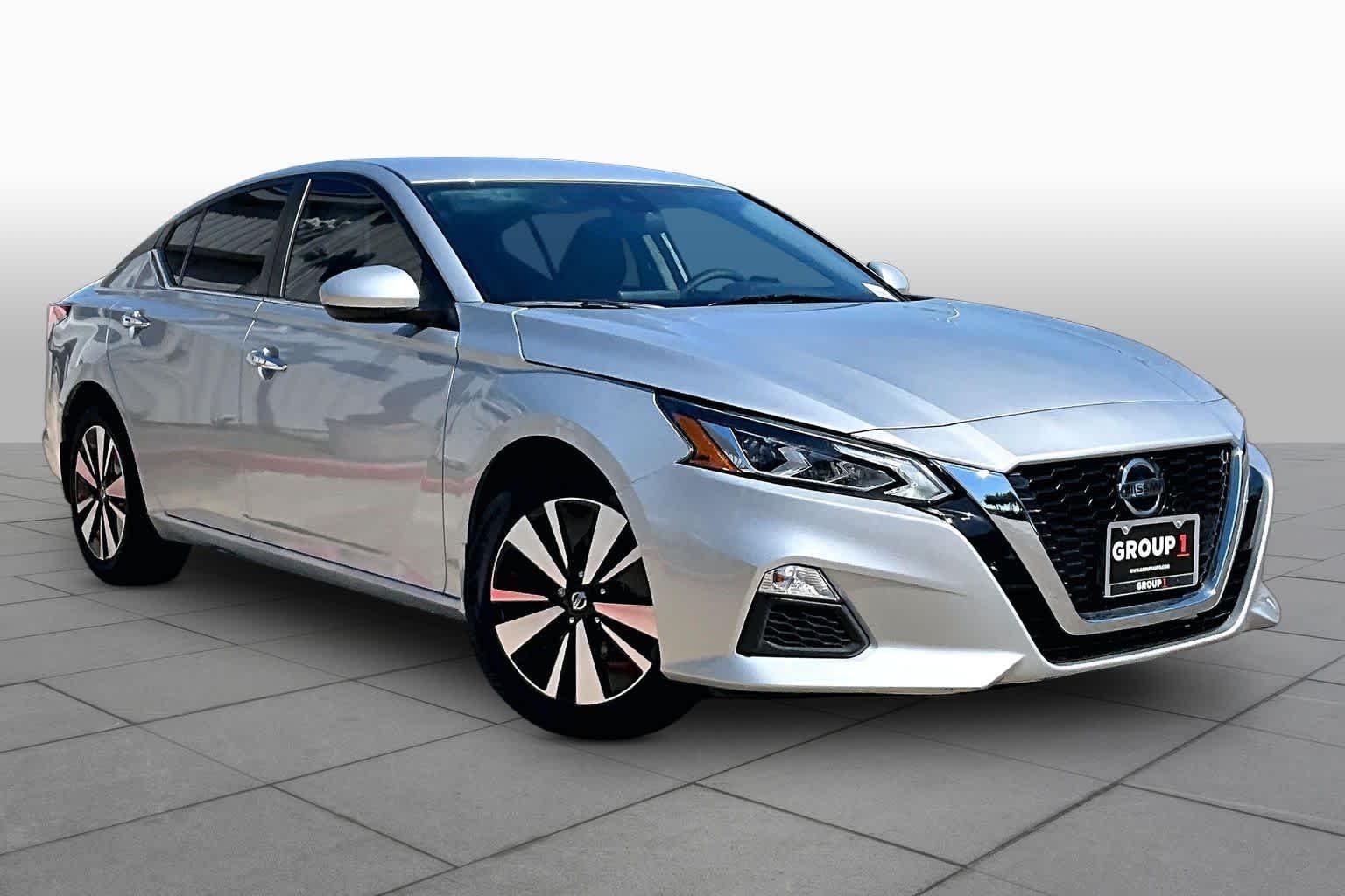 Used 2022 Brilliant Silver Metallic Nissan 2.5 SV image 3