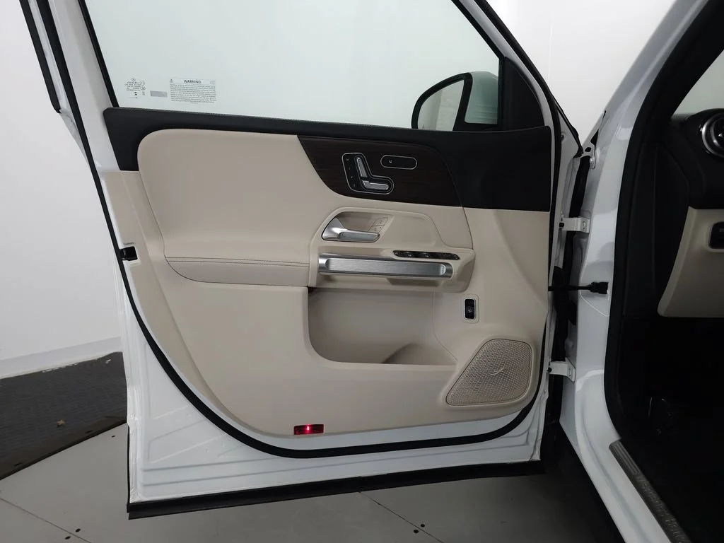 New 2026 Polar White Mercedes-Benz GLB 250 image 41