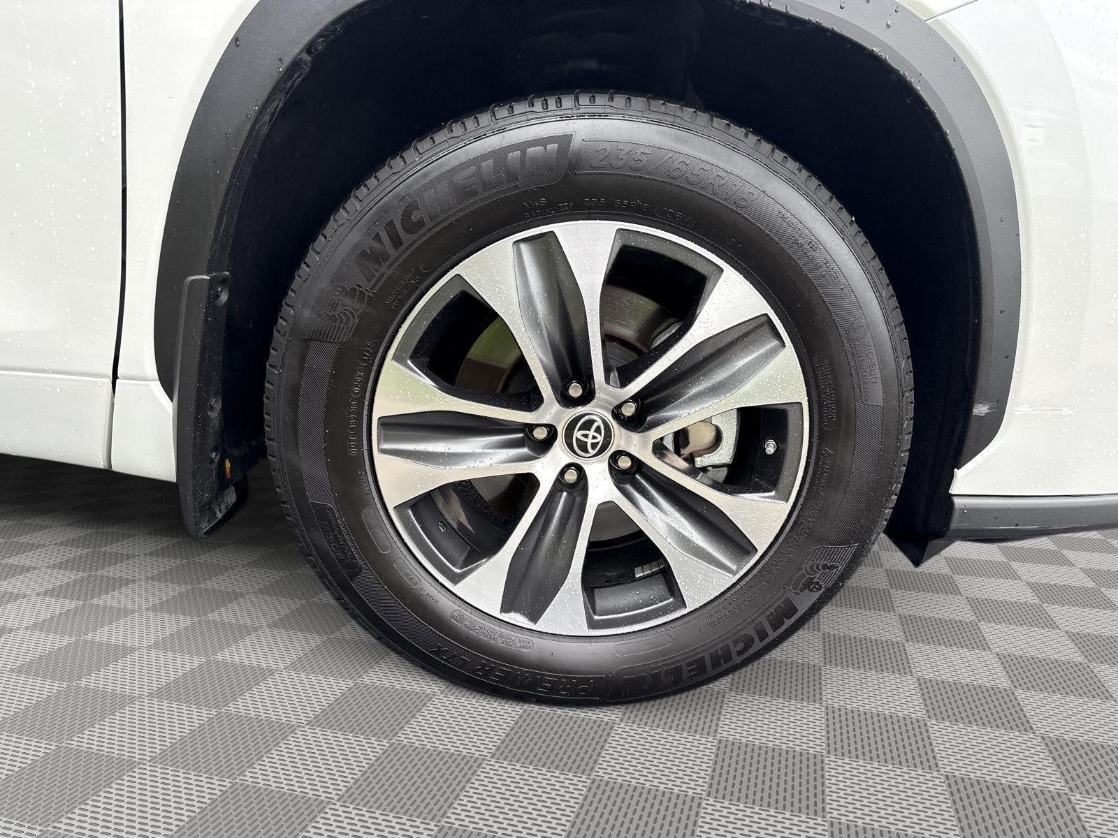 Used 2023 Wind Chill Pearl Toyota XLE image 13