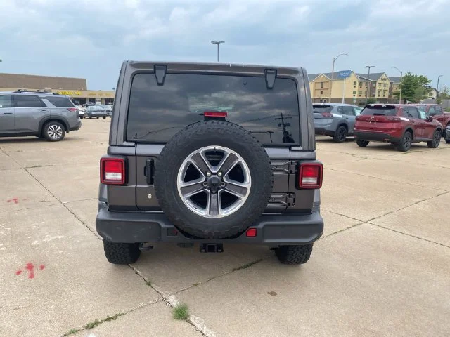 Used 2019 Granite Crystal Clearcoat Metallic Jeep Unlimited Sahara image 10