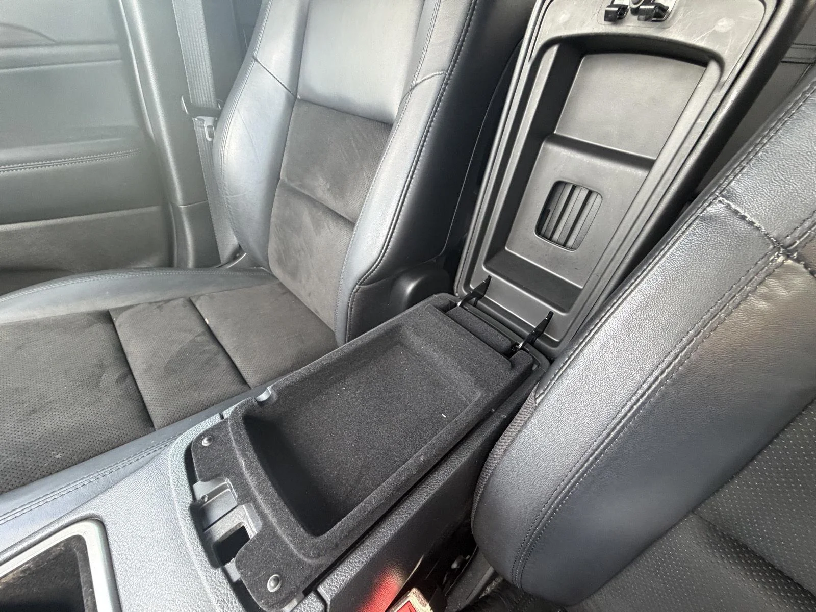 Used 2020 Diamond Black Crystal Pearlcoat Jeep Altitude image 14