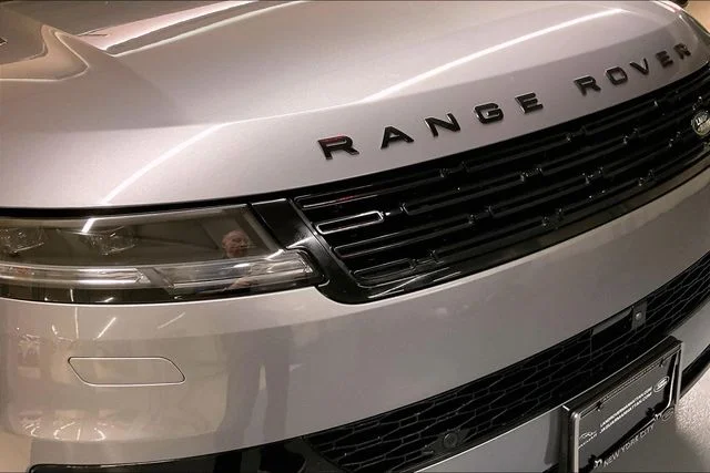 Used 2024  Land Rover SE image 33
