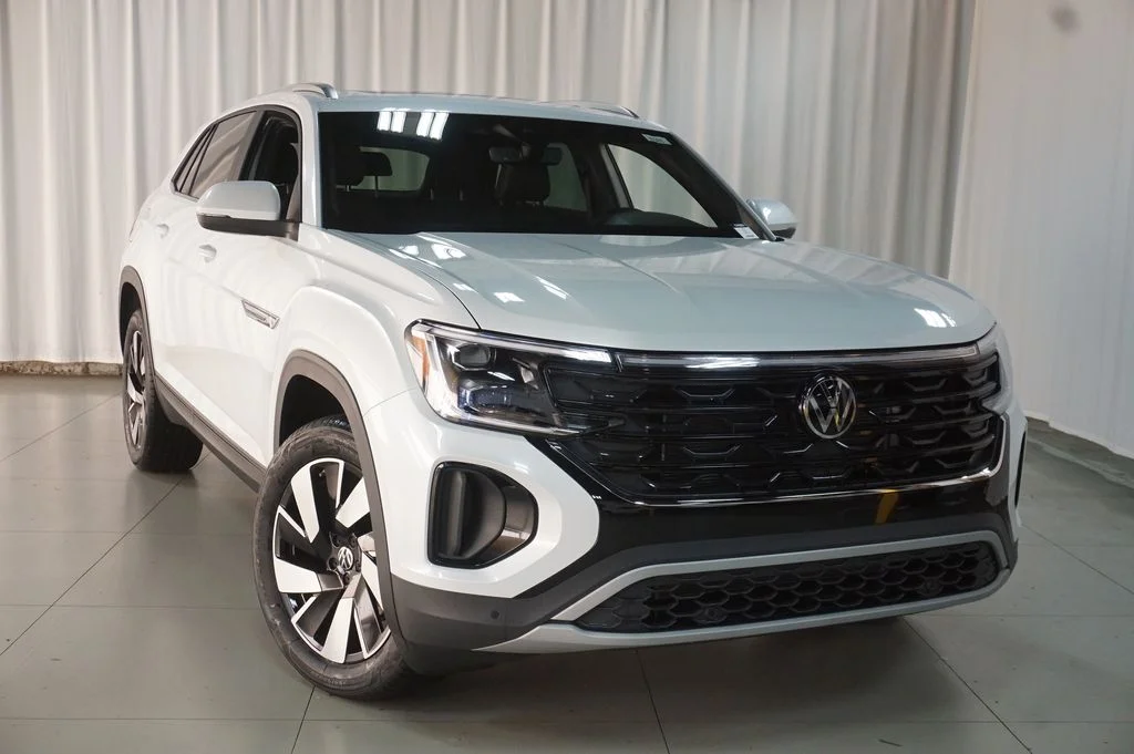 New 2026 White/off-white Volkswagen SE w/Technology image 4