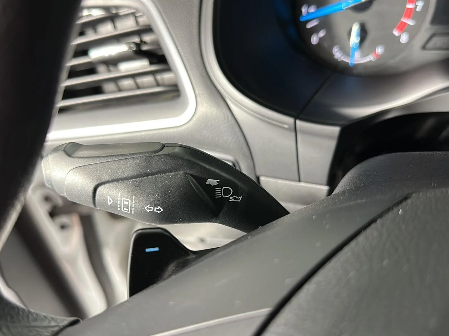 Used 2019 Ingot Silver Ford SE image 25