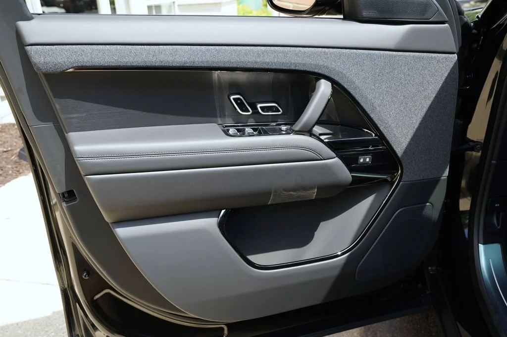 New 2026 Santorini Black Land Rover Dynamic SE image 12