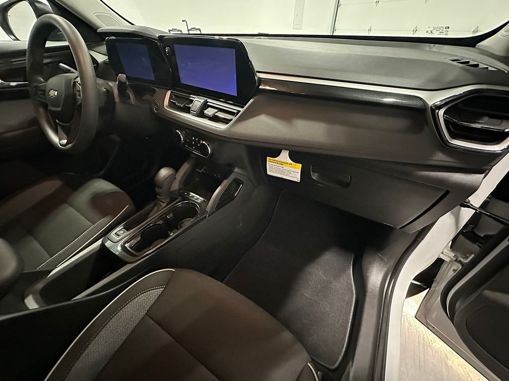 Used 2025 White Chevrolet LS image 27