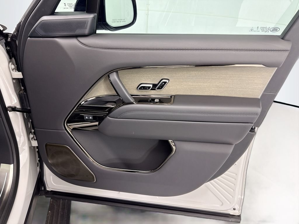 New 2026 Borasco Grey LAND ROVER SV Signature Suite image 24