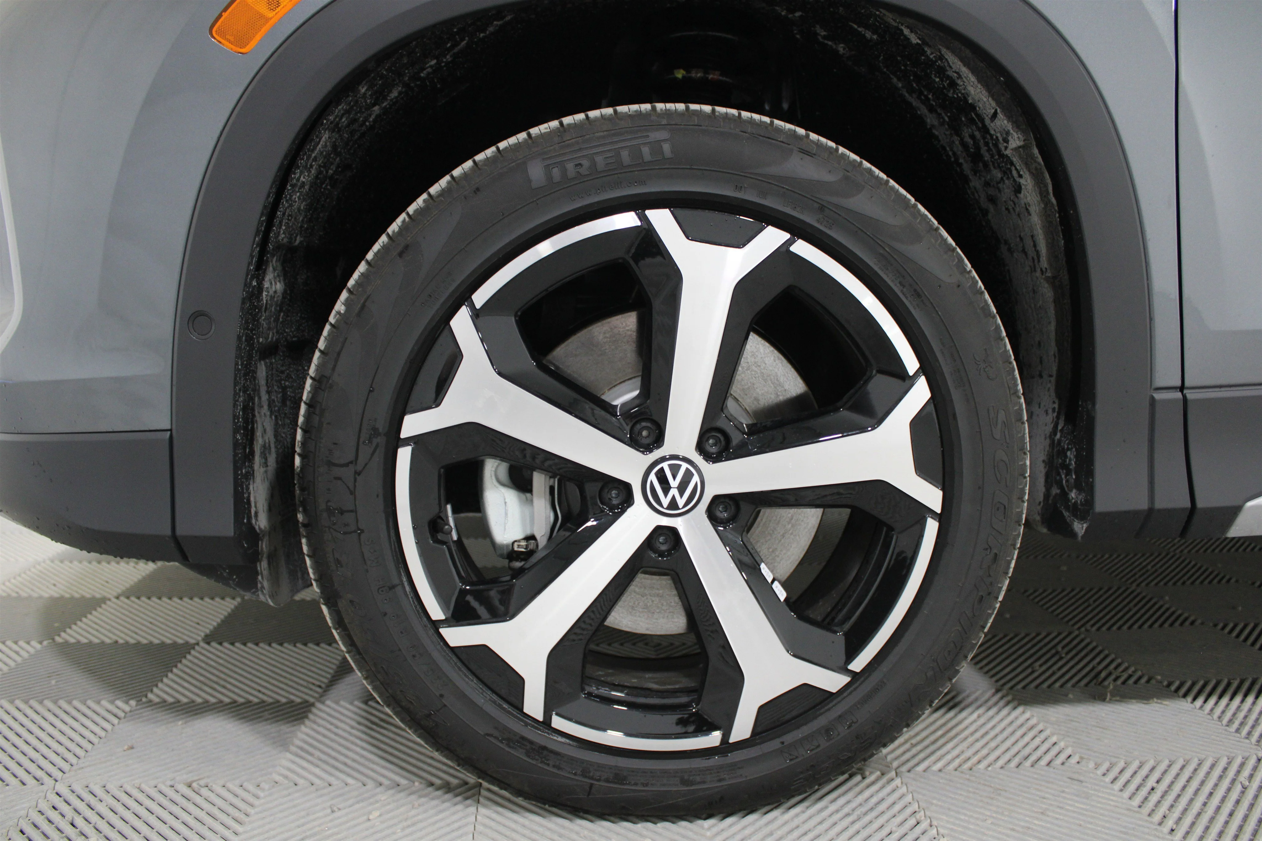 New 2026 Platinum Gray Metallic Volkswagen SE image 32