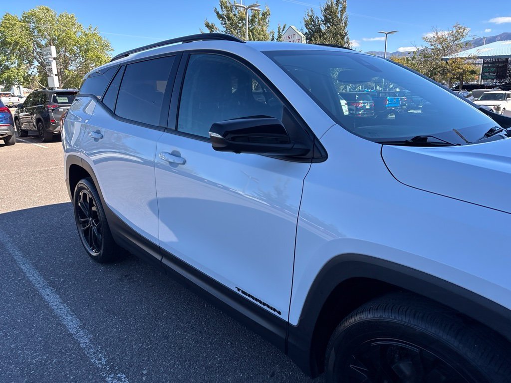 Used 2022 White GMC SLT image 9