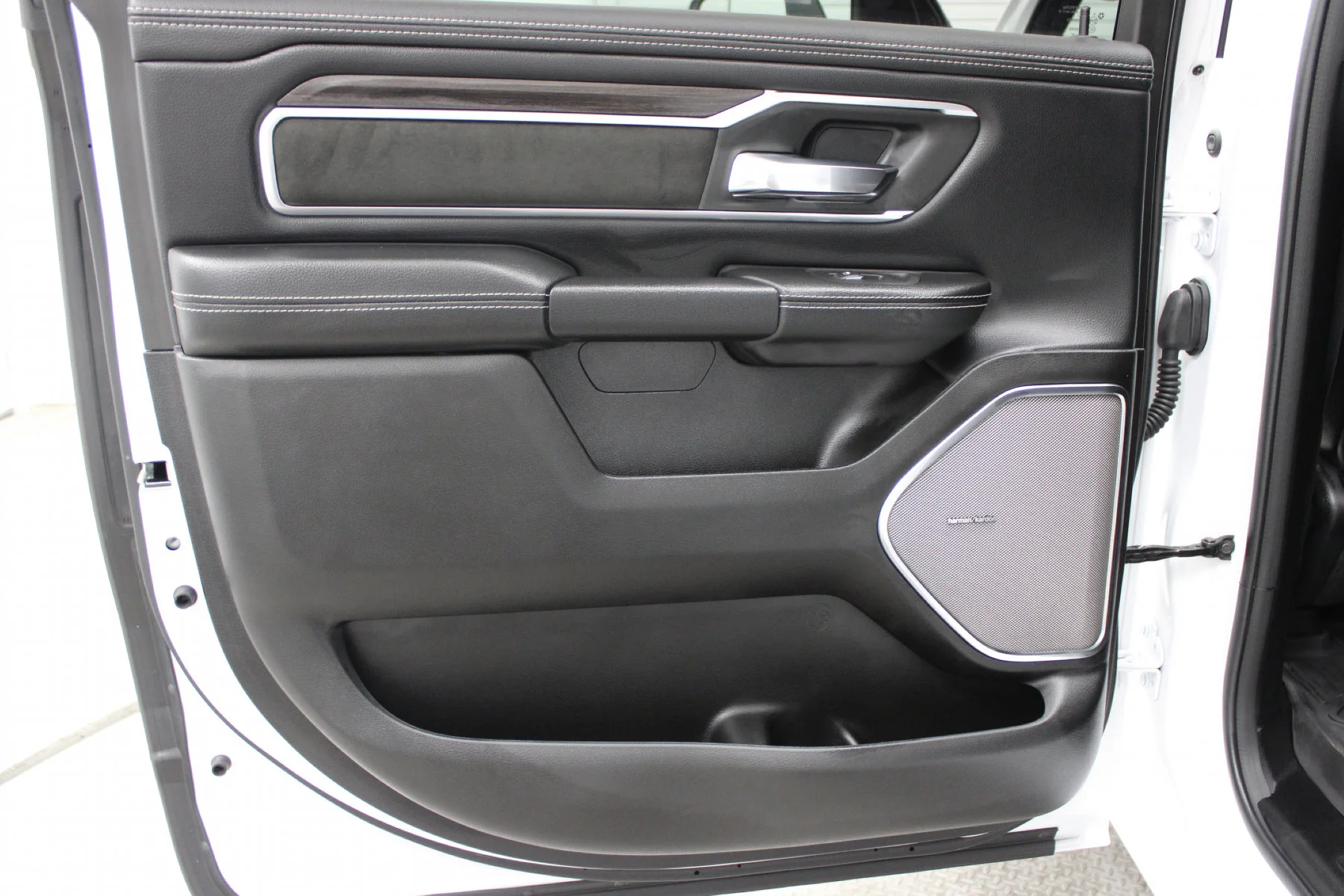 New 2026 Bright White Clear-Coat Exterior Paint RAM Laramie 4x4 Crew Cab image 15