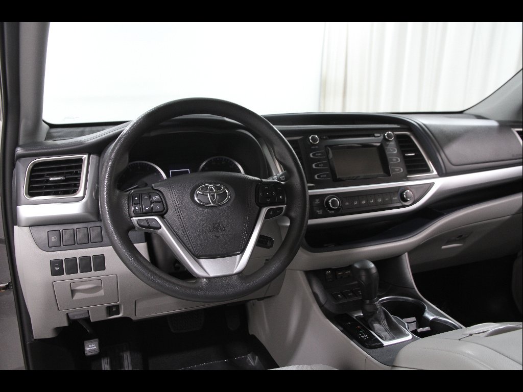 2019 Toyota Highlander LE - Photo 5