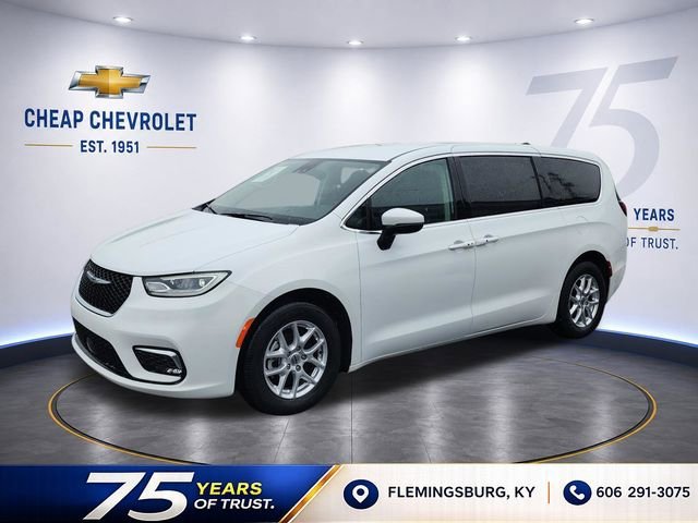 2023 Chrysler Pacifica Touring L's photo