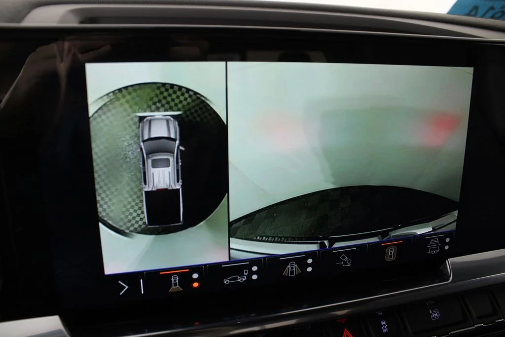 New 2026 Glacier White Tricoat GMC SLT image 31