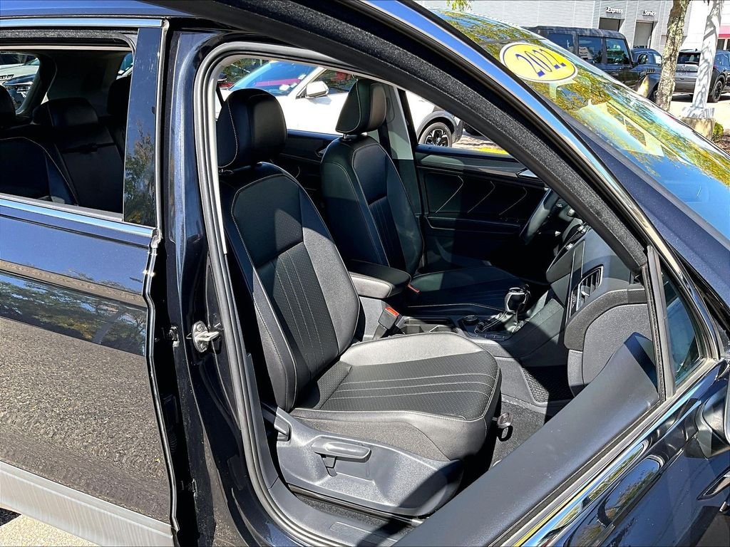 Used 2022 Black Volkswagen 2.0T SE image 11